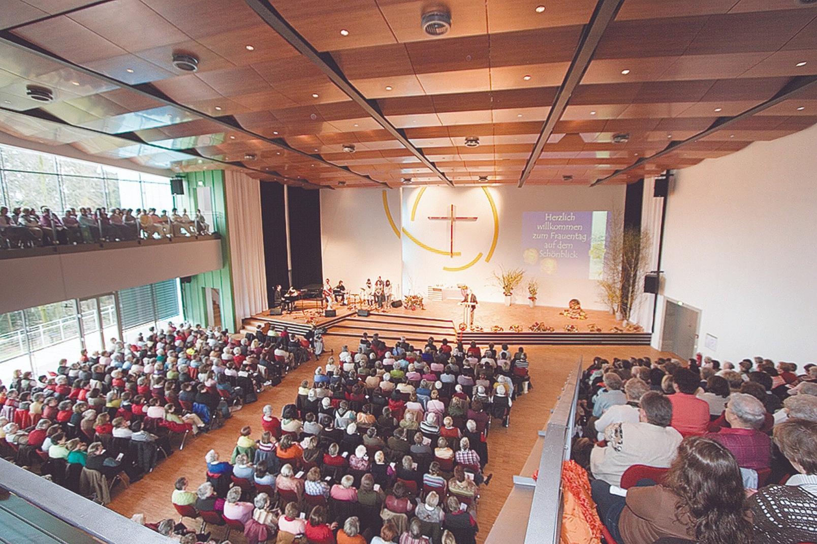 Ein gefüllter Saal während das Forum stattfindet