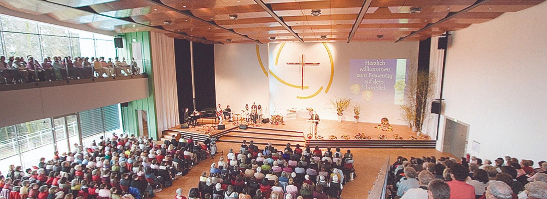 Ein gefüllter Saal während das Forum stattfindet